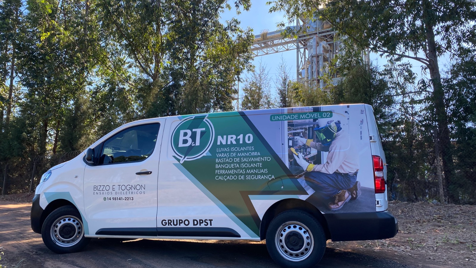 Van-laboratorio B&T em campo com adesivagem completa