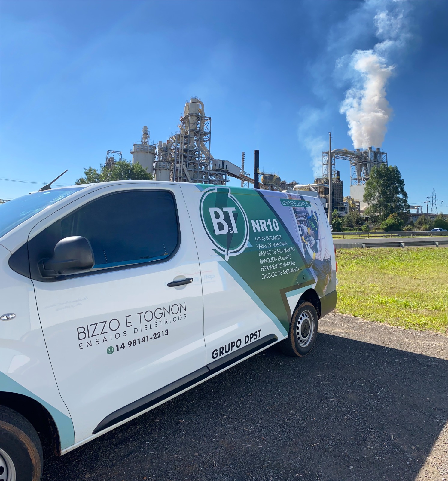 Van B&T com adesivagem lateral completa